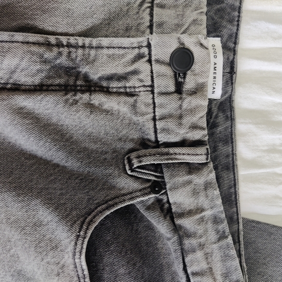 Good American Good Vintage 2-Tone Jeans - Picture 4 of 10